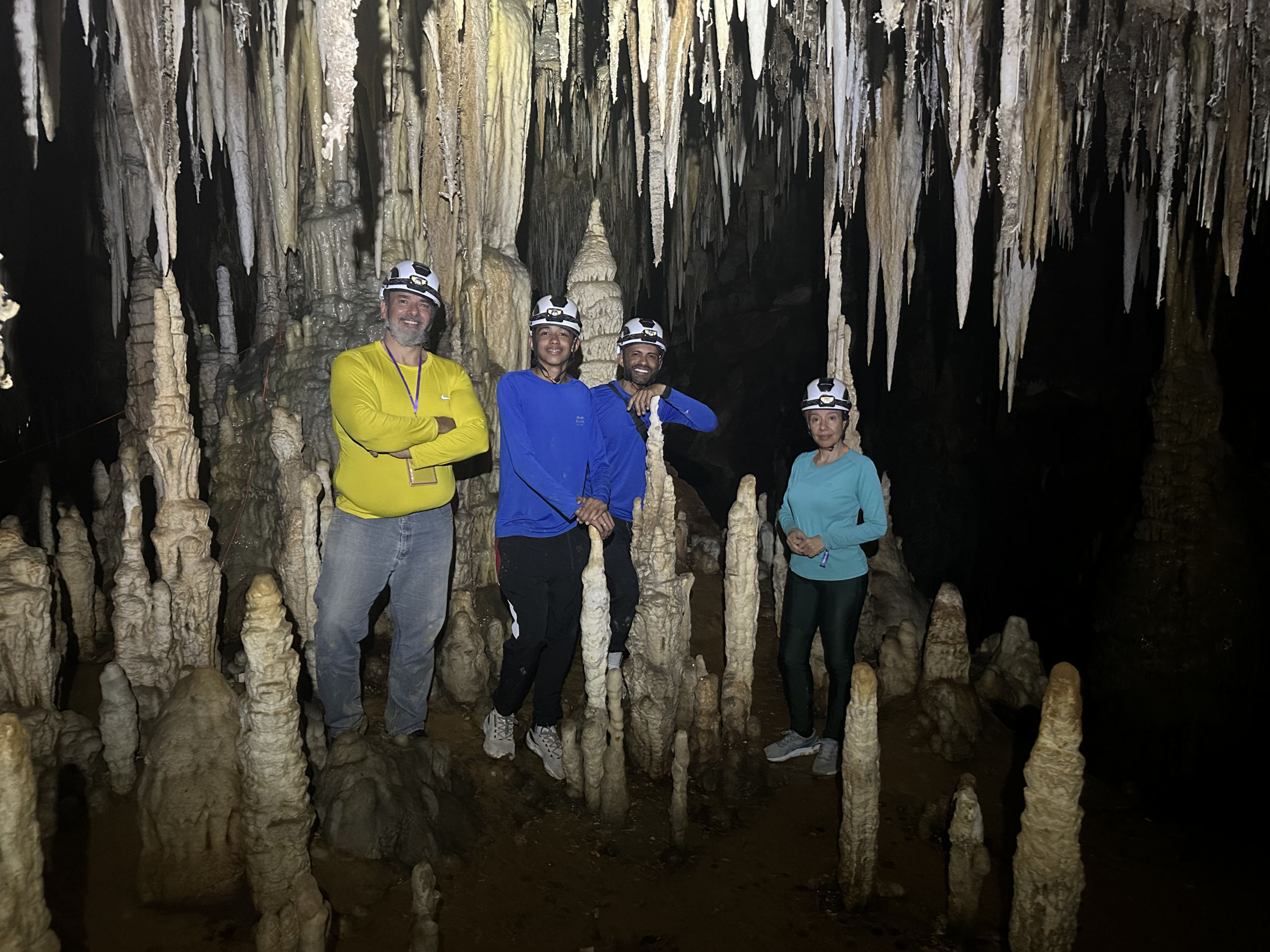 Manuel com família dentro da caverna